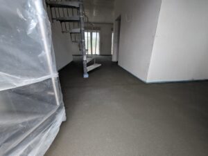 Mehr über den Artikel erfahren Die Zeit rennt… Estrich Garagendach und Medieneinführung